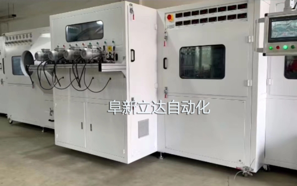 PJ-8八槍雙面自動(dòng)噴金機(jī)具有自動(dòng)除塵、智能雙面、整潔美觀、運(yùn)行穩(wěn)定的特點(diǎn)，阜新立達(dá)自動(dòng)化裝備有限公司